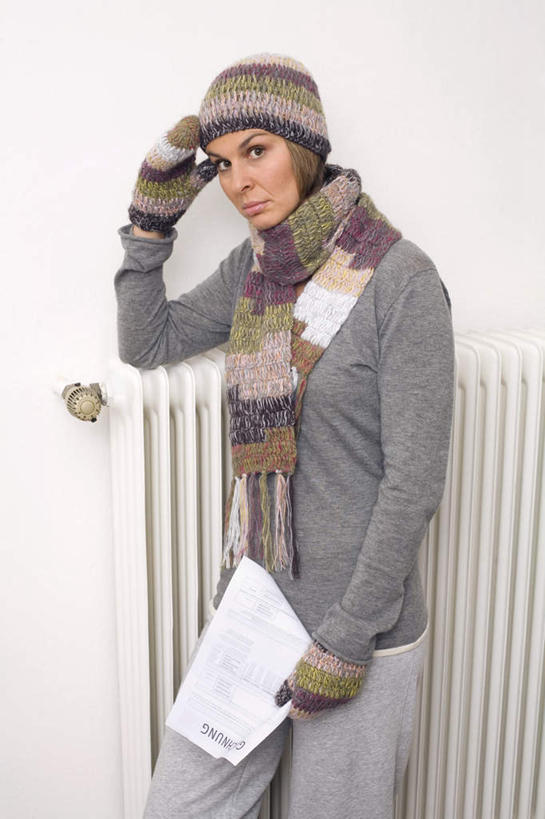 西方人,一个人,客厅,站,竖图,室内,白天,正面,帽子,欧洲,欧洲人,仅一个年轻女性,仅一个女性,仅一个人,戴,服装,装饰,材料,档案,文件,纸,拿,拿着,注视,休闲装,衣服,手稿,手套,围巾,资料,观察,看,站着,休闲,温暖,休闲服,服饰,围脖,观看,保暖,华丽,证明,点缀,察看,起居室,绒线帽,御寒,关注,文档,衬托,美观,雅致,雅观,电火桶,电暖器,电热膜电暖炉,平板型电暖炉,年轻女性,女人,女性,白种人,站立,半身,彩图