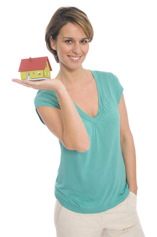 西方人,一个人,家,站,捧,笑,微笑,露齿笑,竖图,室内,白天,白色背景,正面,欧洲,欧洲人,仅一个年轻女性,仅一个女性,仅一个人,服装,房屋,屋子,注视,休闲装,楼房,住宅,衣服,模型,观察,看,站着,休闲,休闲服,摄影,服饰,影棚,观看,察看,关注,手插袋,单手插袋,债务,单手抄兜,单手放兜,年轻女性,女人,女性,白种人,插兜,端,端着,捧着,手插兜,手放口袋,手捧,站立,半身,彩图,影棚拍摄,拍摄,房子,手抄兜