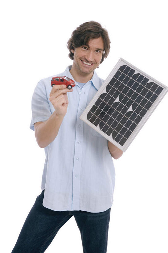 西方人,胡须,一个人,站,笑,微笑,露齿笑,竖图,室内,白天,白色背景,正面,汽车,欧洲,欧洲人,仅一个男性,仅一个人,服装,拿,拿着,注视,休闲装,车,仅一个年轻男性,衣服,模型,交通工具,轿车,观察,看,站着,休闲,休闲服,摄影,服饰,影棚,能源,观看,资源,察看,关注,载具,电池板,太阳能电池板,男人,男性,年轻男性,白种人,胡子,小胡子,站立,半身,彩图,影棚拍摄,拍摄