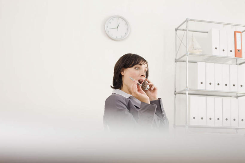 西方人,一个人,商务人士,商务女性,办公室,站,打电话,横图,室内,白天,仰视,柜子,桌子,电话,手机,欧洲,欧洲人,仅一个年轻女性,仅一个女性,仅一个人,套装,朦胧,模糊,材料,档案,文件,办公桌,拿,拿着,注视,通讯设备,资料,观察,看,站着,观看,察看,关注,文档,商务装,档案柜,工薪阶层,交流,年轻女性,女人,女性,白种人,白领,上班族,沟通,通话,站立,半身,彩图,低角度拍摄