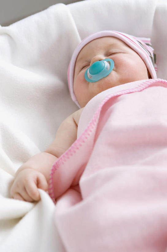 西方人,婴儿,儿童,一个人,躺,闭眼,睡,竖图,室内,白天,正面,纯洁,床,卧室,欧洲,欧洲人,仅一个人,朦胧,模糊,双人床,床单,被子,小孩,可爱,含,活泼,奶嘴,被单,宝宝,纯真,烂漫,无邪,卧着,伶俐,天真,白种人,孩子,闭眼睛,闭着眼,闭着眼睛,困,困觉,寝息,睡觉,躺着,卧,半身,彩图,睡房,卧房