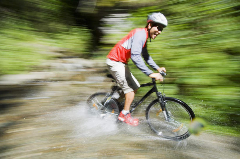 西方人,一个人,坐,横图,室外,白天,侧面,锻炼,运动,自行车,帽子,欧洲,欧洲人,仅一个男性,仅一个人,戴,服装,朦胧,模糊,头盔,山地车,注视,休闲装,车,脚踏车,仅一个年轻男性,衣服,安全帽,交通工具,观察,看,休闲,休闲服,服饰,观看,察看,关注,载具,山地自行车,体育,男人,男性,年轻男性,白种人,坐着,彩图,全身,健身