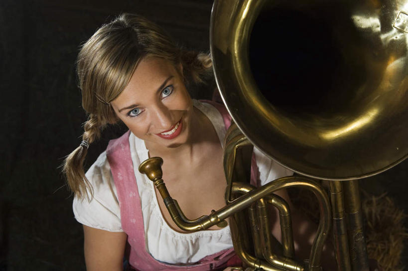 西方人,一个人,木屋,坐,笑,微笑,露齿笑,横图,俯视,室内,白天,欧洲,欧洲人,仅一个年轻女性,仅一个女性,仅一个人,服装,大号,乐器,铜管乐器,拿,拿着,注视,休闲装,衣服,观察,看,休闲,休闲服,服饰,观看,察看,关注,铜管,低音大号,年轻女性,女人,女性,白种人,坐着,半身,彩图,高角度拍摄,茅舍,茅屋,棚屋,小木屋,小屋