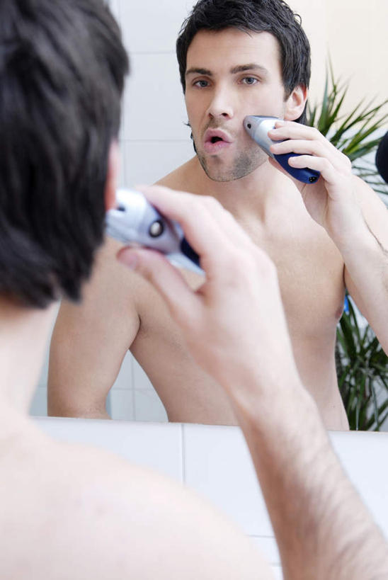 西方人,一个人,站,竖图,室内,白天,镜子,卫生间,浴室,欧洲,欧洲人,仅一个男性,仅一个人,服装,朦胧,模糊,剃须刀,拿,拿着,注视,休闲装,仅一个年轻男性,背面,衣服,观察,看,清洁,站着,休闲,休闲服,护理,服饰,观看,刮胡刀,镜像,察看,家电,家用电器,镜面,关注,剃须,电动剃须刀,仪容,仪表,男人,男性,年轻男性,白种人,淋浴房,站立,半身,彩图,冲凉房,沐浴间,沐浴室,小家电