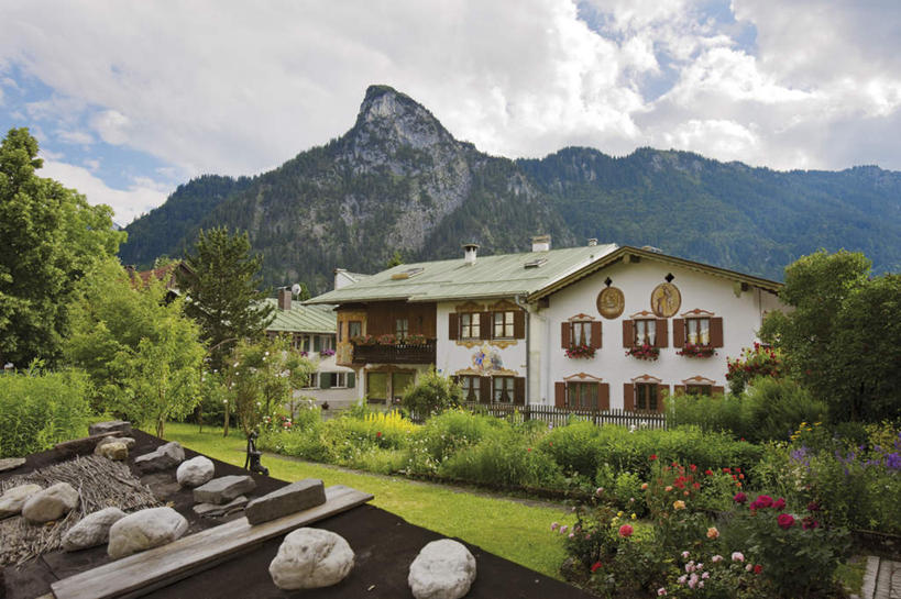 无人,家,横图,室外,白天,正面,旅游,度假,草地,草坪,石头,美景,山,山脉,植物,德国,欧洲,阴影,盛开,光线,石子,影子,房屋,屋子,景观,山顶,山峰,云,云朵,山峦,花蕾,云彩,娱乐,楼房,住宅,草,花,花瓣,花朵,鲜花,树,树木,蓝色,绿色,白云,蓝天,天空,阳光,自然,群山,天,花苞,花蕊,享受,休闲,景色,放松,生长,晴朗,成长,西欧,自然风光,沉积岩,德意志联邦共和国,巴伐利亚,巴伐利亚州,拜恩州,拜恩自由州,颠峰,极峰,水成岩,奥伯阿默尔高,石块,岩石,晴空,彩图,房子