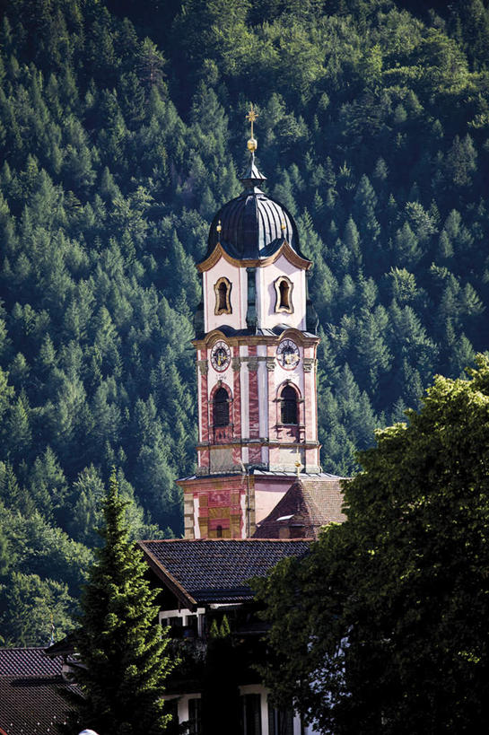 无人,教堂,竖图,室外,白天,正面,旅游,度假,美景,森林,树林,植物,标志建筑,地标,建筑,德国,欧洲,节日,景观,文化,娱乐,建设,树,树木,绿色,自然,祈祷,享受,休闲,健康,旅游胜地,景色,放松,许愿,宗教,信仰,生长,成长,纪念,祈求,基督教,西欧,天主教,自然风光,信念,德意志联邦共和国,巴伐利亚,巴伐利亚州,拜恩州,拜恩自由州,米滕瓦尔德,平安,彩图,大教堂,礼拜堂