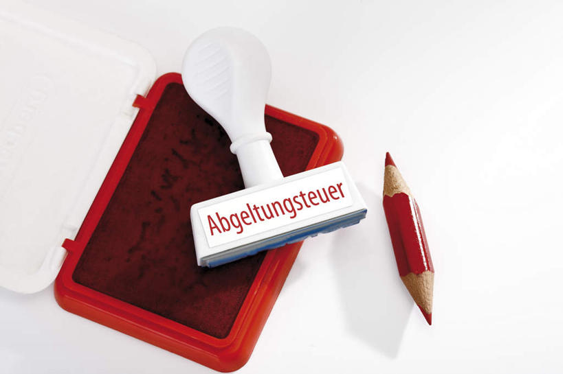 无人,横图,俯视,室内,特写,白天,白色背景,桌面,桌子,静物,阴影,反射,木制,英文,笔,标志,文字,影子,字符,字母,办公用品,标识,文具,一个,木制品,铅笔,学习用品,摄影,影棚,单个,英文字母,文具用品,图章,彩图,高角度拍摄,影棚拍摄,拍摄,钤记