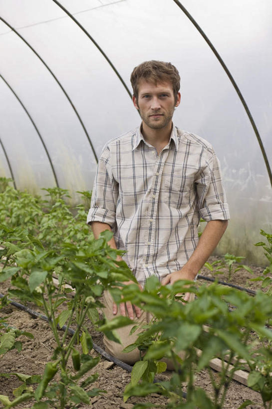 西方人,一个人,农民,菜园,跪,竖图,室内,白天,正面,农作物,田园,叶子,欧洲,欧洲人,仅一个男性,仅一个人,服装,朦胧,模糊,暖棚,绿叶,注视,休闲装,仅一个年轻男性,衣服,观察,看,休闲,休闲服,嫩叶,服饰,观看,察看,关注,菜棚,田庄,男人,男性,年轻男性,白种人,叶,叶片,佃农,农场主,农夫,农工,乡下人,小农,庄稼人,跪着,半身,彩图