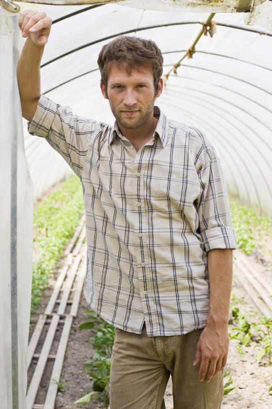 西方人,胡须,一个人,农民,菜园,站,竖图,室内,白天,正面,农作物,田园,叶子,欧洲,欧洲人,仅一个男性,仅一个人,服装,暖棚,绿叶,注视,休闲装,仅一个年轻男性,衣服,观察,看,站着,休闲,休闲服,嫩叶,服饰,观看,察看,关注,菜棚,田庄,男人,男性,年轻男性,白种人,胡子,小胡子,叶,叶片,佃农,农场主,农夫,农工,乡下人,小农,庄稼人,站立,半身,彩图