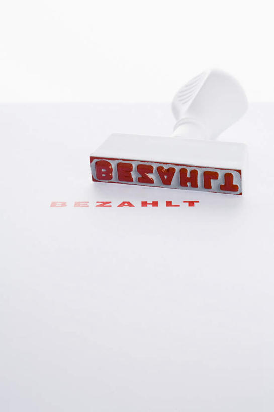 无人,竖图,俯视,室内,特写,白天,白色背景,桌面,桌子,静物,一排,阴影,整齐,反射,木制,英文,标志,文字,影子,字符,字母,标识,排列,一个,木制品,摄影,影棚,单个,英文字母,图章,队列,彩图,高角度拍摄,影棚拍摄,拍摄,钤记