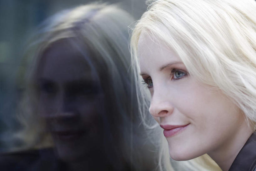 西方人,脸,头,脸颊,一个人,站,横图,室外,特写,白天,侧面,旅游,度假,窗户,欧洲,欧洲人,仅一个年轻女性,仅一个女性,仅一个人,远视,远眺,服装,注视,休闲装,娱乐,玻璃窗,衣服,观察,看,站着,享受,休闲,休闲服,放松,服饰,观看,察看,关注,年轻女性,女人,女性,白种人,头部,脸部,脸蛋,面部,玩耍,站立,半身,彩图