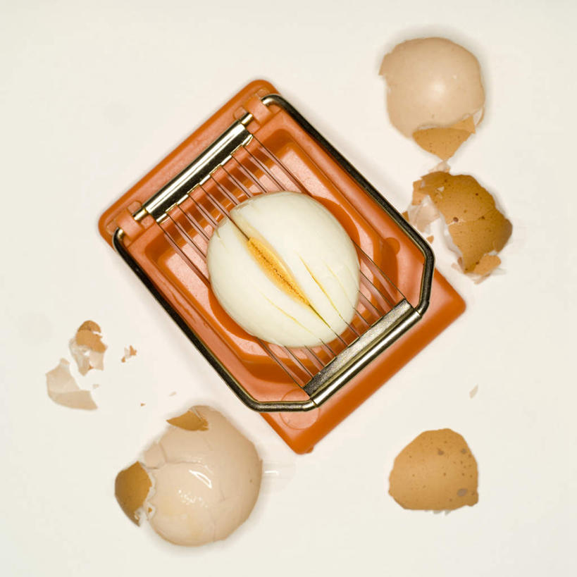 无人,方图,俯视,室内,特写,白天,白色背景,桌面,桌子,金属制品,切片,阴影,反射,金属,木制,工具,影子,蛋,蛋壳,鸡蛋,刀具,木制品,刀,摄影,影棚,卵,切蛋器,彩图,高角度拍摄,影棚拍摄,拍摄