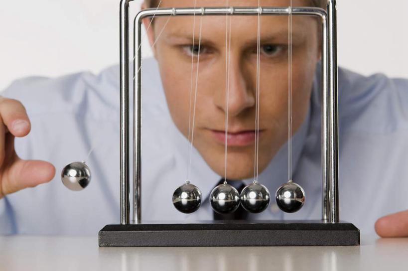 西方人,脸,头,脸颊,一个人,商务人士,商务男性,坐,横图,室内,特写,白天,白色背景,正面,衬衫,游戏,桌面,桌子,欧洲,欧洲人,仅一个男性,仅一个人,撞球,套装,木制,玩,注视,娱乐,仅一个年轻男性,木制品,观察,看,休闲,益智,摄影,影棚,观看,活动,碰撞,察看,发泄,关注,消遣,智力,钢球,商务装,工薪阶层,循环,牛顿摆,物理,宣泄,力学,惯性,惯性钢球,牛顿摆球,摇摆球,撞撞球,男人,男性,年轻男性,白种人,头部,脸部,脸蛋,面部,白领,上班族,玩耍,嬉戏,坐着,半身,彩图,影棚拍摄,衬衣,拍摄