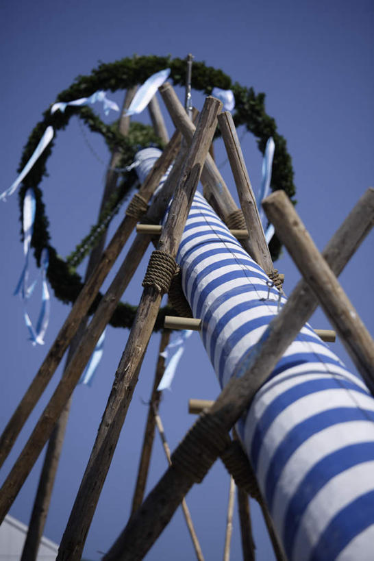 无人,竖图,室外,白天,仰视,阴影,节日,庆祝,装饰,光线,丝绸,丝带,影子,柱子,缎带,文化,绸带,蓝色,蓝天,天空,阳光,天,庆典,晴朗,纪念,华丽,修饰,点缀,万里无云,衬托,美观,雅致,雅观,五朔节,晴空,晴空万里,彩图,低角度拍摄