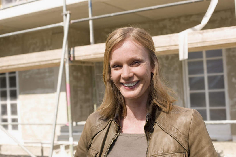 西方人,一个人,家,笑,微笑,露齿笑,横图,室外,白天,正面,欧洲,欧洲人,仅一个年轻女性,仅一个女性,仅一个人,阴影,服装,光线,影子,支架,房屋,屋子,注视,休闲装,楼房,维护,维修,修护,架子,脚手架,住宅,施工,衣服,阳光,建筑工地,观察,看,休闲,休闲服,建造,服饰,观看,支撑,固定,察看,关注,地盘,建筑地盘,施工地盘,女人,女性,中年女性,白种人,半身,彩图,房子,工地,稳固