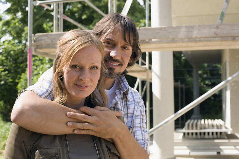 西方人,两个人,夫妻,家,抱,笑,微笑,露齿笑,横图,室外,白天,正面,爱情,欧洲,欧洲人,服装,支架,房屋,屋子,浪漫,注视,休闲装,楼房,维护,维修,修护,架子,脚手架,住宅,施工,衣服,观察,看,休闲,休闲服,恩爱,恋人,服饰,抱着,观看,支撑,固定,察看,搂着,关注,男人,男性,女人,女性,中年男性,中年女性,白种人,情侣,搂,搂抱,半身,彩图,房子,伴侣,稳固