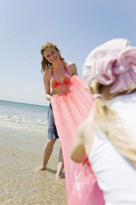 西方人,儿童,背部,两个人,母亲,女儿,笑,微笑,露齿笑,竖图,室外,白天,正面,泳装,比基尼,纯洁,海浪,海洋,沙滩,欧洲,欧洲人,阴影,光线,沙子,影子,海岸,浪花,沙地,注视,小孩,蓝色,蓝天,天空,阳光,海水,天,观察,看,母女,气垫床,可爱,母爱,童年,童趣,晴朗,观看,充气床,察看,关注,海景,童真,烂漫,无邪,万里无云,天真,女孩,女性,中年女性,白种人,孩子,大海,风浪,海,海水的波动,海滩,近岸浪,涌浪,晴空,晴空万里,半身,彩图,三点式,泳衣,女生