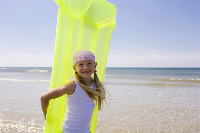 西方人,儿童,一个人,横图,室外,白天,侧面,纯洁,海浪,海洋,沙滩,欧洲,欧洲人,仅一个女性,仅一个人,阴影,服装,光线,沙子,影子,海岸,浪花,水平线,云,云朵,辽阔,海平线,沙地,拿,云彩,拿着,注视,休闲装,小孩,衣服,白云,蓝天,天空,阳光,海水,天,观察,看,仅一个小孩,休闲,广阔,休闲服,气垫床,可爱,童年,童趣,服饰,观看,充气床,一望无际,察看,关注,海景,童真,烂漫,无邪,无边无际,一马平川,天真,女孩,女人,女性,白种人,孩子,大海,风浪,海,海水的波动,海滩,近岸浪,涌浪,半身,彩图,水天相接,水天一线,女生