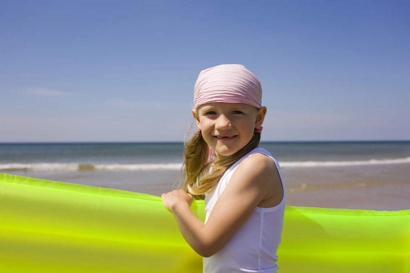 西方人,儿童,一个人,走,横图,室外,白天,侧面,纯洁,海浪,海洋,沙滩,欧洲,欧洲人,仅一个女性,仅一个人,阴影,服装,光线,沙子,影子,海岸,浪花,水平线,云,云朵,辽阔,海平线,沙地,拿,云彩,拿着,注视,休闲装,小孩,衣服,白云,蓝天,天空,阳光,海水,天,观察,看,仅一个小孩,休闲,广阔,休闲服,气垫床,可爱,童年,童趣,服饰,观看,充气床,一望无际,察看,关注,海景,童真,烂漫,无邪,无边无际,一马平川,天真,女孩,女人,女性,白种人,孩子,大海,风浪,海,海水的波动,海滩,近岸浪,涌浪,步行,走路,半身,彩图,水天相接,水天一线,女生