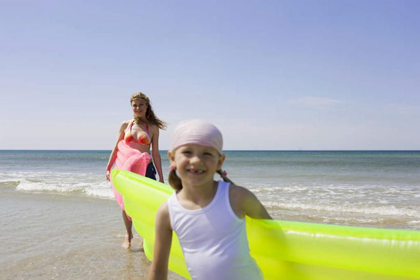 西方人,儿童,两个人,家庭,母亲,女儿,走,捧,横图,室外,白天,正面,泳装,比基尼,海浪,海洋,沙滩,欧洲,欧洲人,阴影,服装,光线,沙子,影子,海岸,浪花,水平线,云,云朵,辽阔,海平线,沙地,云彩,注视,休闲装,小孩,衣服,白云,蓝天,天空,阳光,海水,天,观察,看,休闲,广阔,温暖,温馨,母女,一家人,休闲服,气垫床,母爱,服饰,观看,充气床,一望无际,和睦,察看,关注,海景,无边无际,一马平川,女孩,女性,中年女性,白种人,孩子,大海,风浪,海,海水的波动,海滩,近岸浪,涌浪,步行,端,端着,捧着,散步,手捧,走路,半身,彩图,三点式,泳衣,融洽,水天相接,水天一线,女生