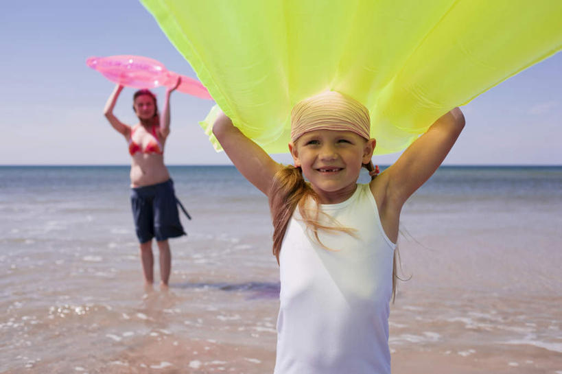 西方人,儿童,两个人,家庭,母亲,女儿,走,举,捧,横图,室外,白天,正面,泳装,比基尼,海浪,海洋,沙滩,欧洲,欧洲人,阴影,服装,光线,沙子,影子,海岸,浪花,水平线,云,云朵,辽阔,海平线,沙地,云彩,注视,休闲装,小孩,衣服,白云,蓝天,天空,阳光,海水,天,观察,看,托,休闲,广阔,温暖,温馨,母女,一家人,休闲服,气垫床,母爱,服饰,观看,充气床,一望无际,和睦,察看,关注,海景,无边无际,一马平川,女孩,女性,中年女性,白种人,孩子,大海,风浪,海,海水的波动,海滩,近岸浪,涌浪,步行,端,端着,举起,举手,举着,捧着,散步,手捧,向上举,向上伸,向上托,走路,半身,彩图,三点式,泳衣,融洽,水天相接,水天一线,女生