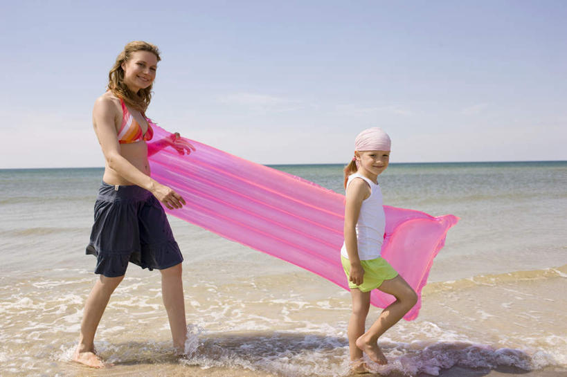 西方人,儿童,两个人,走,捧,笑,微笑,露齿笑,横图,室外,白天,侧面,泳装,比基尼,海浪,海洋,沙滩,欧洲,欧洲人,阴影,服装,光线,沙子,影子,海岸,浪花,水平线,云,云朵,辽阔,海平线,沙地,云彩,注视,休闲装,小孩,衣服,白云,蓝天,天空,阳光,海水,天,观察,看,休闲,广阔,休闲服,气垫床,服饰,观看,充气床,一望无际,察看,关注,海景,无边无际,一马平川,女孩,女性,中年女性,白种人,孩子,大海,风浪,海,海水的波动,海滩,近岸浪,涌浪,步行,端,端着,捧着,手捧,走路,彩图,全身,三点式,泳衣,水天相接,水天一线,女生