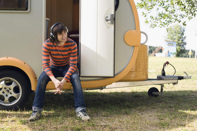 西方人,一个人,笑,双手交叉,微笑,露齿笑,横图,室外,白天,正面,陶醉,快乐,欧洲,欧洲人,仅一个男性,仅一个人,阴影,服装,光线,影子,云,云朵,音乐,云彩,音乐播放器,注视,休闲装,车,仅一个年轻男性,衣服,白云,蓝天,天空,阳光,耳机,耳麦,交通工具,天,观察,看,享受,休闲,休闲服,服饰,观看,察看,麦克风,关注,载具,露营,野营,MP4播放器,房车,宿营,露营车,男人,男性,年轻男性,白种人,十字手,彩图,全身,播放器,沉醉