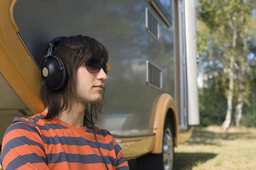 西方人,一个人,坐,横图,室外,白天,侧面,陶醉,快乐,欧洲,欧洲人,仅一个男性,仅一个人,戴,阴影,服装,朦胧,模糊,光线,墨镜,眼镜,影子,云,云朵,音乐,云彩,音乐播放器,休闲装,车,仅一个年轻男性,衣服,白云,蓝天,天空,阳光,耳机,耳麦,太阳镜,太阳眼镜,交通工具,天,享受,休闲,休闲服,遮阳镜,服饰,戴着,麦克风,载具,露营,野营,MP4播放器,房车,宿营,露营车,男人,男性,年轻男性,白种人,坐着,半身,彩图,播放器,沉醉