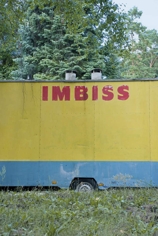 无人,竖图,室外,白天,正面,仰视,旅游,度假,晚餐,草地,草坪,美景,植物,废弃,英文,标志,文字,字符,字母,景观,娱乐,标识,草,树,树木,绿色,自然,交通工具,旅行车,享受,休闲,景色,放松,生长,成长,英文字母,自然风光,彩图,低角度拍摄