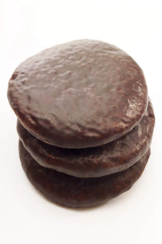 点心,无人,竖图,俯视,室内,特写,白天,白色背景,一堆,堆叠,堆积,食品,咖啡色,食物,三个,饼干,零食,巧克力,摄影,影棚,堆,彩图,高角度拍摄,影棚拍摄,拍摄