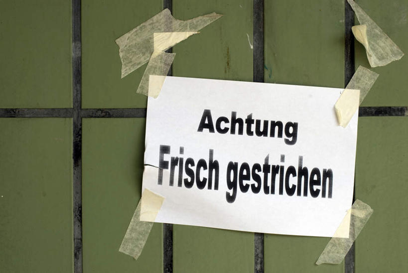 无人,横图,室外,特写,白天,正面,通讯,静物,湿,阴影,光线,标志,文字,影子,纸,墙,纸张,墙壁,墙面,绿色,阳光,英文字母,胶带,作画,彩图