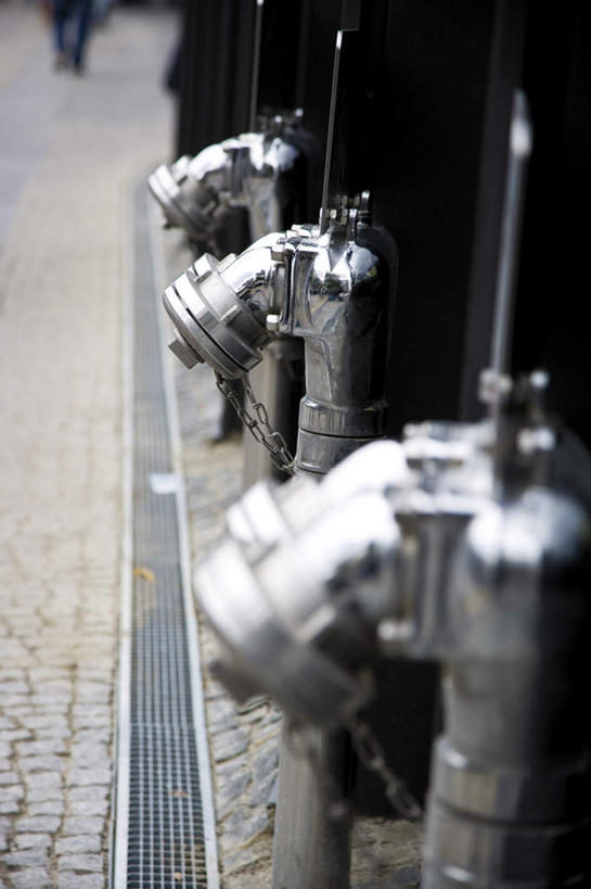 无人,竖图,俯视,室外,特写,白天,度假,安全,美景,城市风光,城市,道路,路,公路,消防栓,阴影,朦胧,模糊,光线,影子,景观,交通,娱乐,阳光,享受,休闲,景色,放松,消防,灭火,消防器材,马路,彩图,高角度拍摄