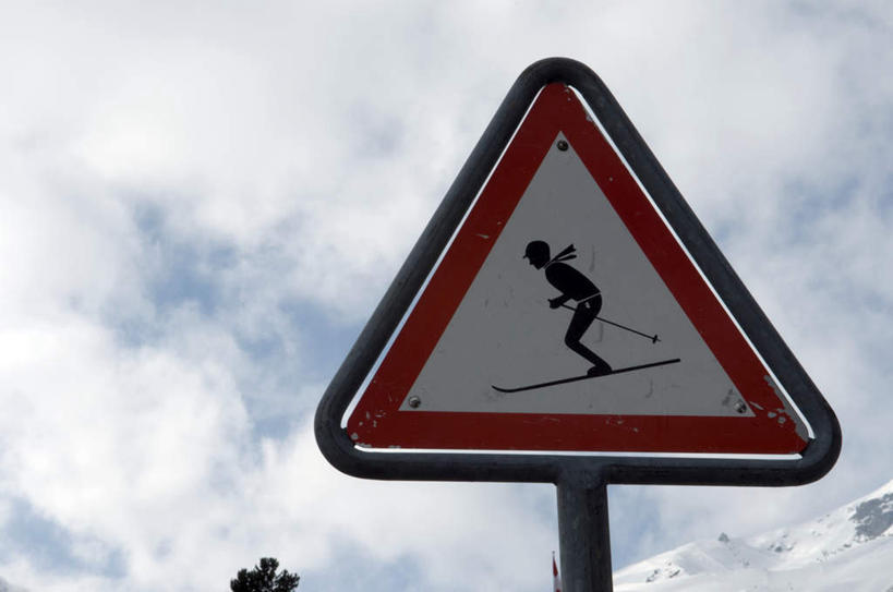 一个人,无人,横图,室外,白天,仰视,雪,大雪,指示牌,仅一个男性,仅一个人,仅一个中年男性,阴影,光线,滑雪,标志,文字,影子,积雪,雪景,云,云朵,冬天,云彩,标识,画,白云,蓝天,天空,阳光,天,警示,提示,男人,男性,中年男性,彩图,低角度拍摄,全身,拟人