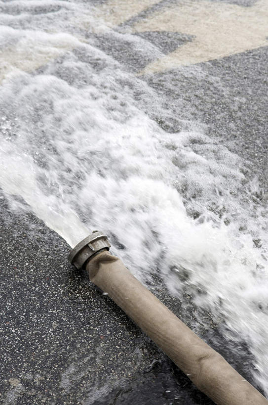 无人,竖图,俯视,室外,特写,白天,度假,美景,城市风光,城市,道路,路,公路,德国,欧洲,阴影,飞溅,溅,液体,影子,景观,交通,娱乐,水管,享受,休闲,景色,放松,西欧,喷洒,斯图加特,德意志联邦共和国,州府,巴登.符腾堡,巴登.符腾堡州,巴符州,马路,彩图,高角度拍摄,水患,水灾