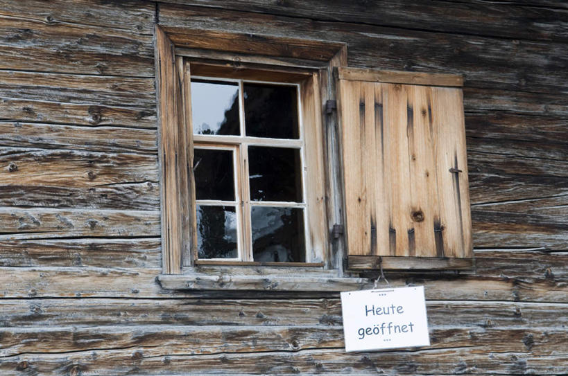 无人,木屋,横图,室外,白天,正面,度假,美景,窗户,城市风光,城市,指示牌,瑞士,欧洲,标志,文字,字母,景观,娱乐,标识,玻璃窗,享受,休闲,景色,放松,中欧,瑞士联邦,格劳宾登州,阿罗萨,格劳宾登,彩图,茅舍,茅屋,棚屋,小木屋,小屋