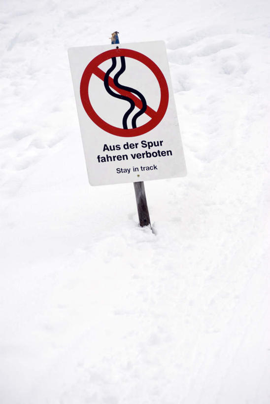 无人,竖图,俯视,室外,白天,旅游,度假,美景,雪,大雪,指示牌,德国,欧洲,标志,文字,积雪,景观,雪景,冬天,警告,娱乐,标识,自然,享受,休闲,景色,放松,警示,西欧,提示,自然风光,德意志联邦共和国,巴伐利亚,巴伐利亚州,拜恩州,拜恩自由州,施瓦本行政区,彩图,高角度拍摄