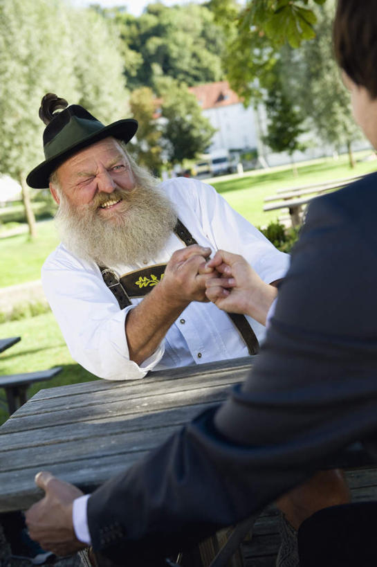 西方人,背部,胡须,两个人,伙伴,朋友,商务人士,商务男性,餐厅,坐,笑,微笑,露齿笑,竖图,室外,白天,正面,衬衫,友谊,草地,草坪,植物,桌子,帽子,欧洲,欧洲人,戴,击掌,套装,服装,注视,休闲装,礼帽,草,树,树木,衣服,绿色,自然,观察,看,休闲,面对面,休闲服,服饰,生长,成长,观看,察看,关注,商务装,工薪阶层,友情,老年男性,男人,男性,年轻男性,白种人,胡子,络腮胡,白领,上班族,坐着,半身,彩图,衬衣,餐馆,饭店,饭馆