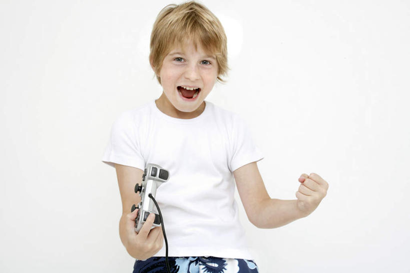 西方人,儿童,一个人,站,横图,室内,白天,白色背景,正面,游戏,纯洁,欧洲,欧洲人,仅一个男性,仅一个人,服装,拿,玩,拿着,注视,休闲装,娱乐,鼓励,小孩,衣服,观察,加油,看,手势,站着,仅一个小孩,休闲,休闲服,可爱,童年,童趣,打气,摄影,服饰,游戏机,影棚,观看,察看,关注,鼓舞,童真,烂漫,无邪,天真,男孩,男人,男性,白种人,孩子,玩耍,嬉戏,半身,彩图,影棚拍摄,拍摄,男生