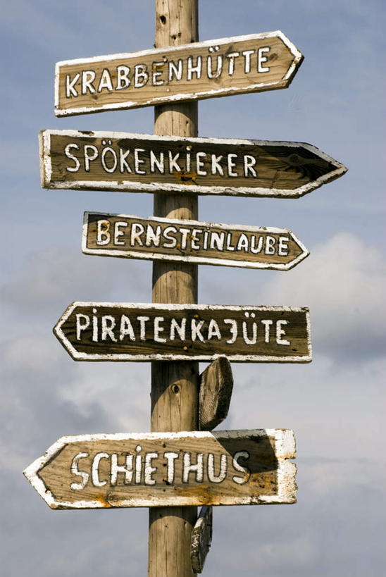 无人,竖图,室外,特写,白天,正面,指示牌,阴影,朦胧,模糊,光线,标志,文字,影子,云,云朵,警告,云彩,标识,箭头,白云,蓝天,天空,阳光,天,警示,禁止,提醒,提示,限制,危险,彩图