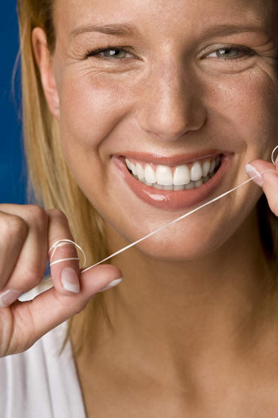 西方人,脸,头,脸颊,头发,一个人,站,笑,微笑,露齿笑,竖图,室内,特写,白天,正面,欧洲,欧洲人,仅一个年轻女性,仅一个女性,仅一个人,服装,棕色,拿,拿着,注视,休闲装,肩膀,衣服,日用品,观察,看,清洁,站着,休闲,休闲服,金色,牙线,服饰,洗漱用品,观看,察看,卫生,关注,年轻女性,女人,女性,白种人,头部,长发,脸部,脸蛋,面部,半身,彩图