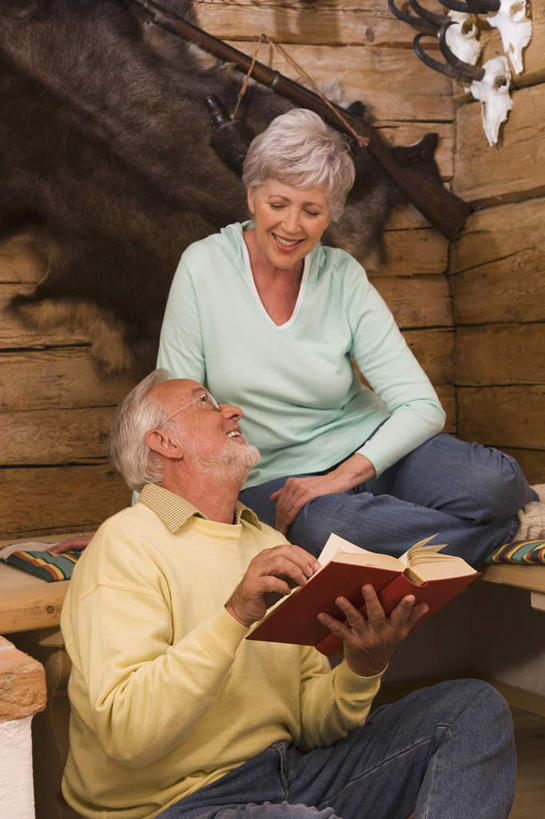 西方人,老年人,头发,两个人,家庭,夫妻,家,木屋,坐,竖图,室内,白天,正面,爱情,书籍,欧洲,欧洲人,握,服装,墙,浪漫,拿,拿着,注视,墙壁,墙面,住宅,衣服,白色,观察,看,温暖,温馨,一家人,恩爱,握着,恋人,服饰,观看,和睦,察看,衣着,穿着,关注,衣饰,兽皮,老年男性,老年女性,男人,男性,女人,女性,白种人,夫妇,情侣,书,图书,坐着,半身,彩图,茅舍,茅屋,棚屋,小木屋,小屋,伴侣,融洽