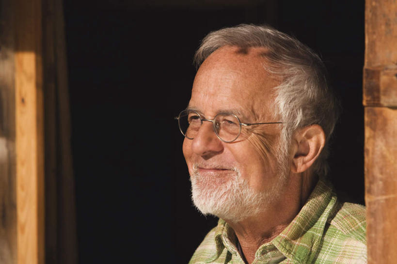 西方人,脸,头,脸颊,胡须,头发,一个人,家,木屋,站,横图,室外,特写,白天,正面,欧洲,欧洲人,仅一个男性,仅一个人,服装,眼镜,注视,上衣,肩膀,住宅,衣服,绿色,白色,观察,看,站着,仅一个老年男性,服饰,观看,老花镜,察看,衣着,穿着,关注,衣饰,远视眼镜,老年男性,男人,男性,白种人,头部,胡子,络腮胡,脸部,脸蛋,面部,站立,半身,彩图,茅舍,茅屋,棚屋,小木屋,小屋