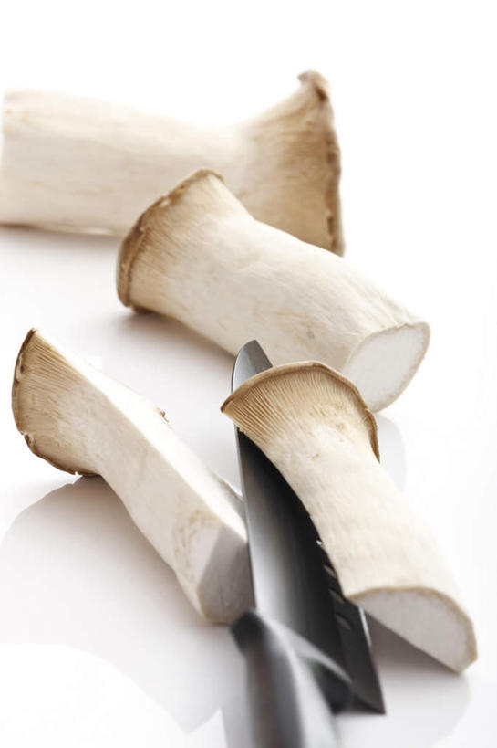 无人,竖图,俯视,室内,特写,白天,白色背景,餐桌,桌子,蔬菜,金属制品,一把,切开,阴影,新鲜,反射,金属,工具,影子,菌菇,蘑菇,食品,刀具,菌类,食物,刀,切,食用菌,摄影,有机食品,绿色食品,影棚,餐台,菜刀,剖面,切面,切菜刀,杏鲍菇,刺芹侧耳,彩图,高角度拍摄,影棚拍摄,拍摄