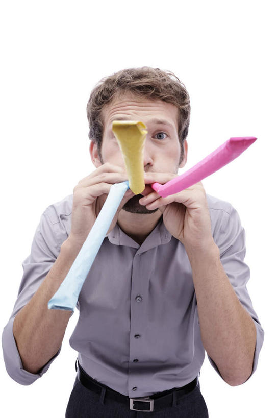 西方人,一个人,商务人士,商务男性,站,竖图,室内,白天,白色背景,正面,衬衫,游戏,玩具,欧洲,欧洲人,仅一个男性,仅一个人,握,套装,拿,玩,拿着,注视,娱乐,仅一个年轻男性,观察,看,站着,休闲,益智,握着,摄影,影棚,观看,活动,察看,发泄,关注,消遣,智力,商务装,玩具吹卷,工薪阶层,宣泄,男人,男性,年轻男性,白种人,白领,上班族,玩耍,嬉戏,站立,半身,彩图,影棚拍摄,衬衣,拍摄