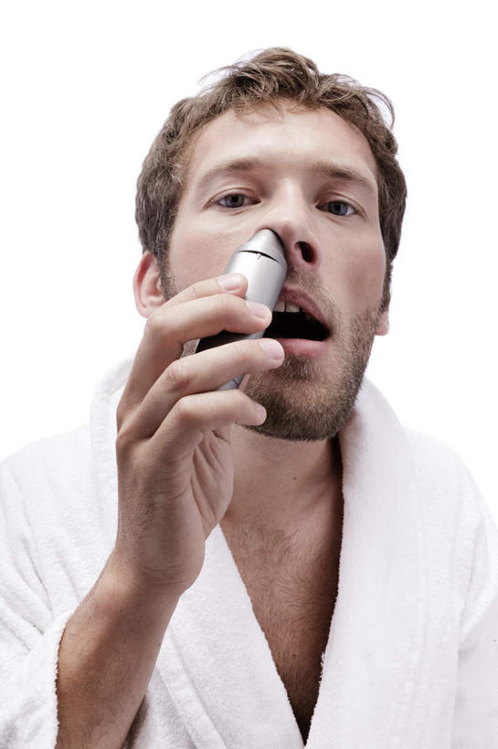 西方人,一个人,站,竖图,室内,白天,白色背景,正面,浴袍,欧洲,欧洲人,仅一个男性,仅一个人,握,服装,剃须刀,拿,拿着,注视,仅一个年轻男性,衣服,观察,看,清洁,站着,护理,握着,摄影,服饰,影棚,观看,刮胡刀,察看,家电,家用电器,衣着,穿着,关注,剃须,电动剃须刀,仪容,衣饰,仪表,男人,男性,年轻男性,白种人,站立,半身,彩图,影棚拍摄,汤帷子,浴衣,拍摄,小家电