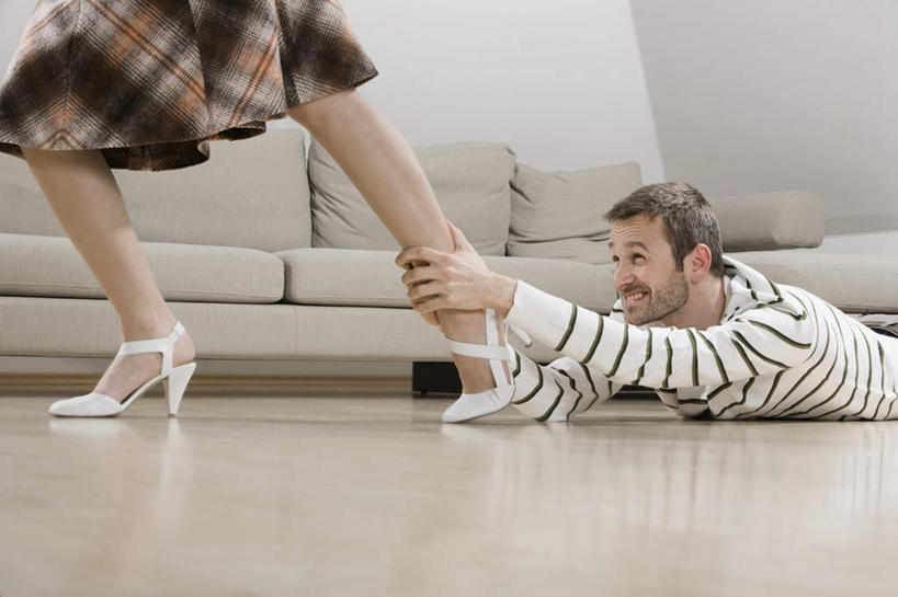 西方人,腿部,两个人,夫妻,拉,横图,室内,白天,侧面,高跟鞋,裙子,爱情,时尚,地板,鞋子,欧洲,欧洲人,拉扯,服装,地面,浪漫,注视,木地板,衣服,白色,观察,看,趴着,恩爱,恋人,服饰,观看,百褶裙,察看,衣着,穿着,关注,时髦,衣饰,时兴,男人,男性,年轻男性,年轻女性,女人,女性,白种人,脚踝,情侣,趴,半身,彩图,伴侣