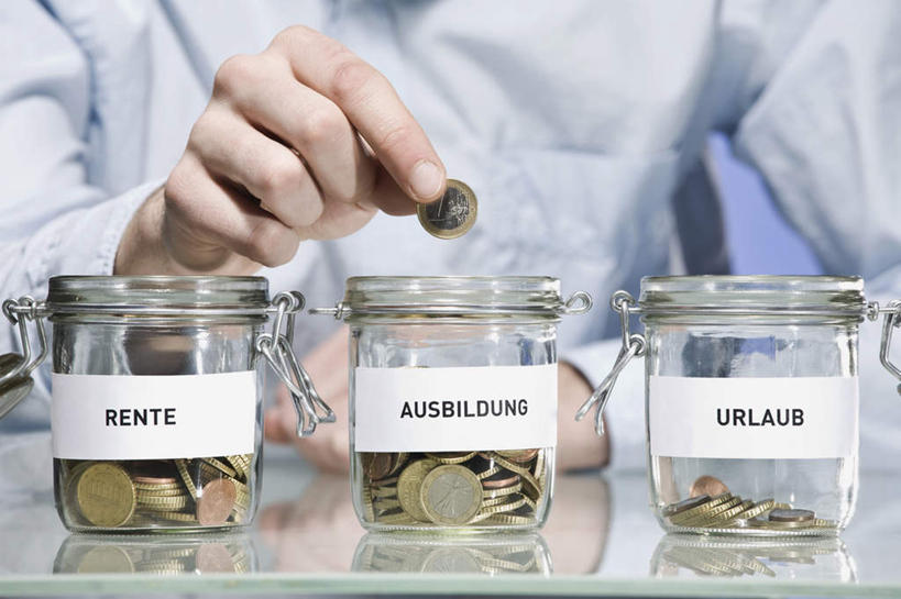 西方人,手,一个人,横图,室内,特写,白天,正面,衬衫,钱,桌子,玻璃,欧洲,欧洲人,仅一个男性,仅一个人,握,服装,英文,标志,钱币,文字,字符,字母,欧元,拿,拿着,标识,玻璃制品,仅一个年轻男性,三个,衣服,玻璃瓶,瓶子,手部,握着,金融,服饰,经济,英文字母,单手,衣着,穿着,放入,流通,贸易,广口瓶,衣饰,货币,现金,硬币,男人,男性,年轻男性,白种人,半身,彩图,衬衣