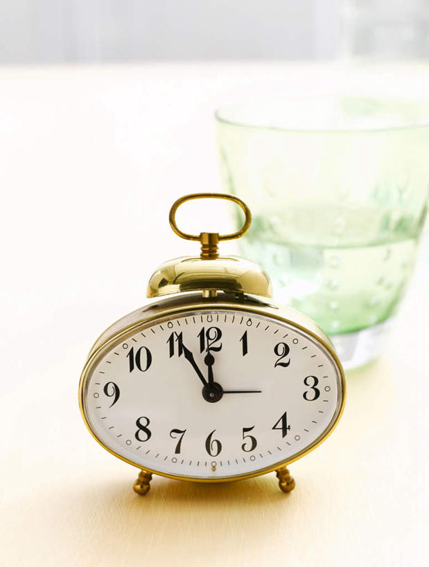无人,竖图,俯视,室内,特写,白天,静物,杯子,闹钟,朦胧,模糊,时间,标志,时钟,数字,文字,字符,指针,计时,标识,玻璃制品,两个,水杯,钟表,表,时针,阿拉伯数字,分针,玻璃杯,钟,彩图,高角度拍摄