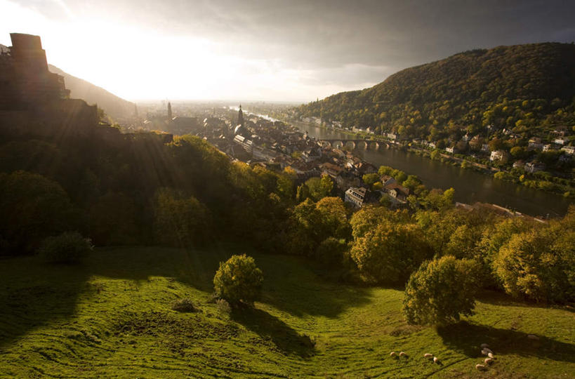 无人,家,横图,俯视,室外,白天,度假,草地,草坪,河流,美景,山,山脉,水,植物,城市风光,城市,大桥,立交桥,桥梁,德国,欧洲,房屋,屋子,河水,景观,山峰,水流,乌云,云,阴天,云朵,高架,斜拉桥,桥,山峦,云彩,娱乐,楼房,住宅,草,树,树木,绿色,天空,自然,群山,天,享受,休闲,景色,放松,生长,成长,昏暗,阴沉,西欧,德意志联邦共和国,海德堡,彩图,高角度拍摄,房子