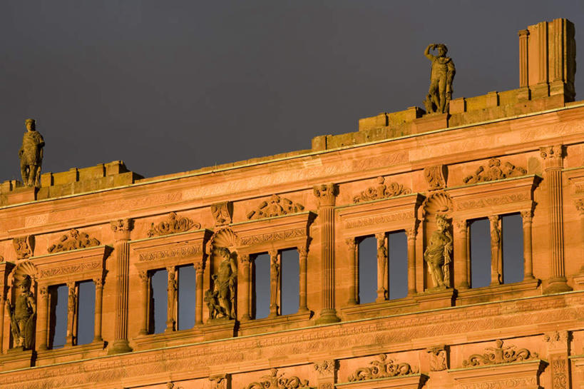 无人,横图,室外,白天,仰视,旅游,度假,石头,名胜古迹,标志建筑,地标,建筑,雕塑,德国,欧洲,遗迹,艺术,装饰,雕刻,雕像,石子,堡垒,城堡,墙,乌云,云,阴天,云朵,云彩,古迹,文物,娱乐,建设,古建筑,废墟,墙壁,墙面,天空,工艺品,天,享受,休闲,旅游胜地,放松,纪念,美术,昏暗,阴沉,西欧,要塞,主题,陈列,古文明,德意志联邦共和国,功能,美学,海德堡,设防,石块,岩石,彩图,低角度拍摄